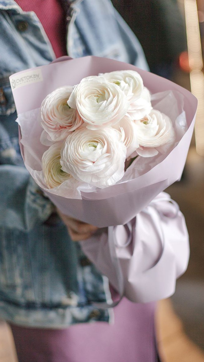 Buchetul delicat de ranunculus premium „Diana”