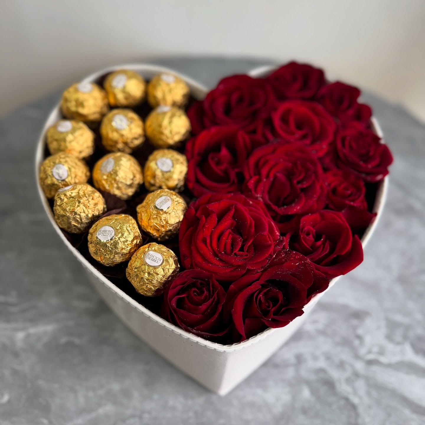 Trandafiri într-o cutie în formă de inimă cu Ferrero Rocher
