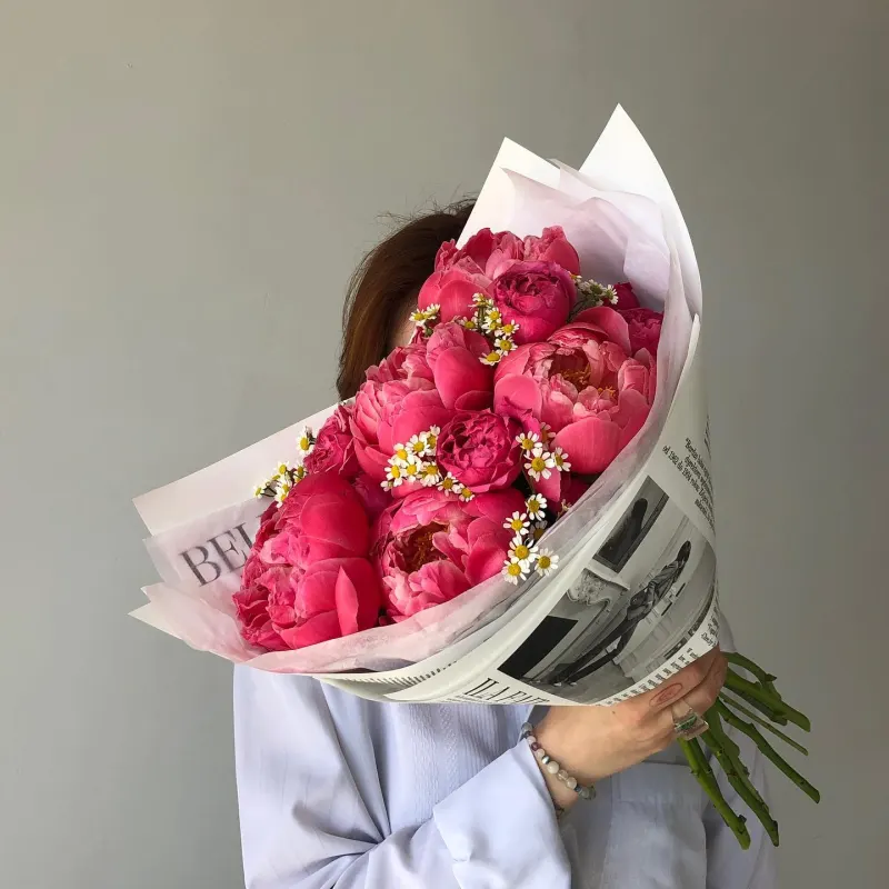 Un buchet din bujori și tanacetum «Coralix»