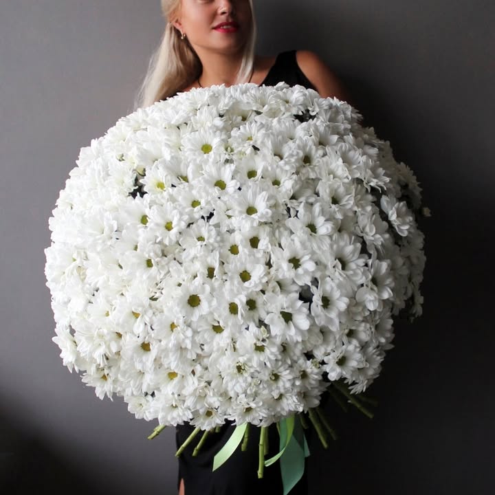Buchet mare de crizanteme sub panglica „LIDIYA”