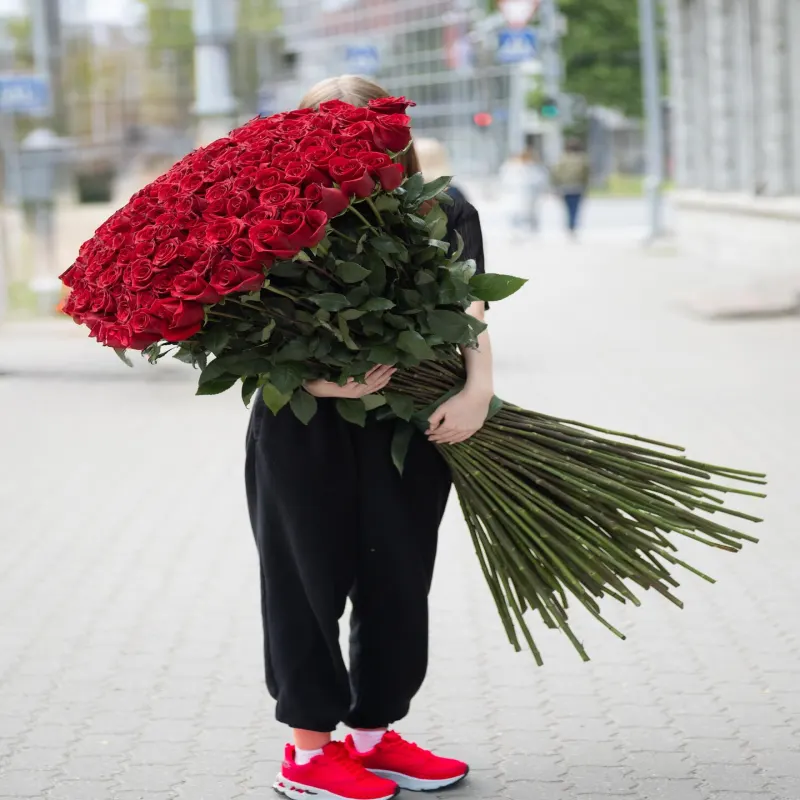 Buchet gigant din 101 trandafiri înalți (1 metru)