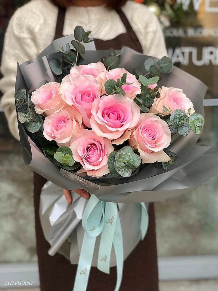 9 trandafiri premium cu eucalipt „Floraya”