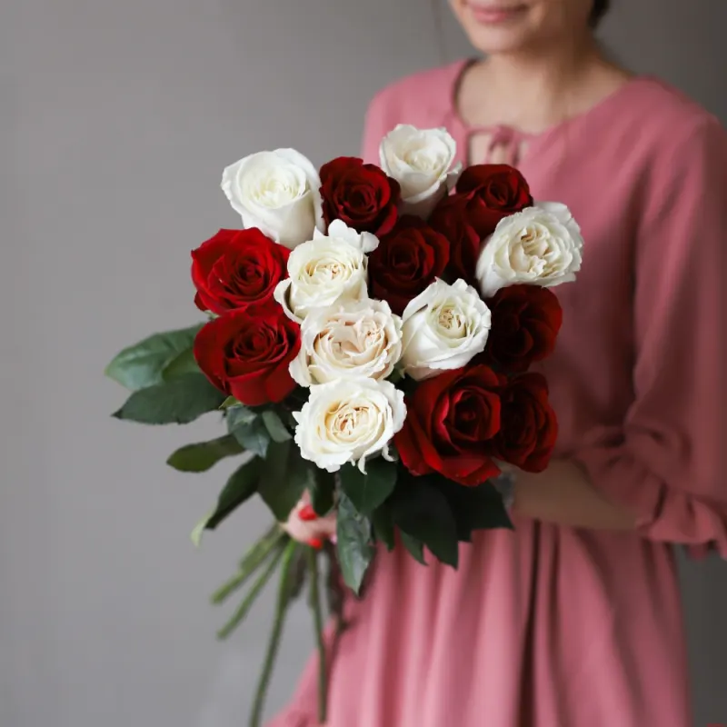 Buchet clasic din 15 trandafiri mix