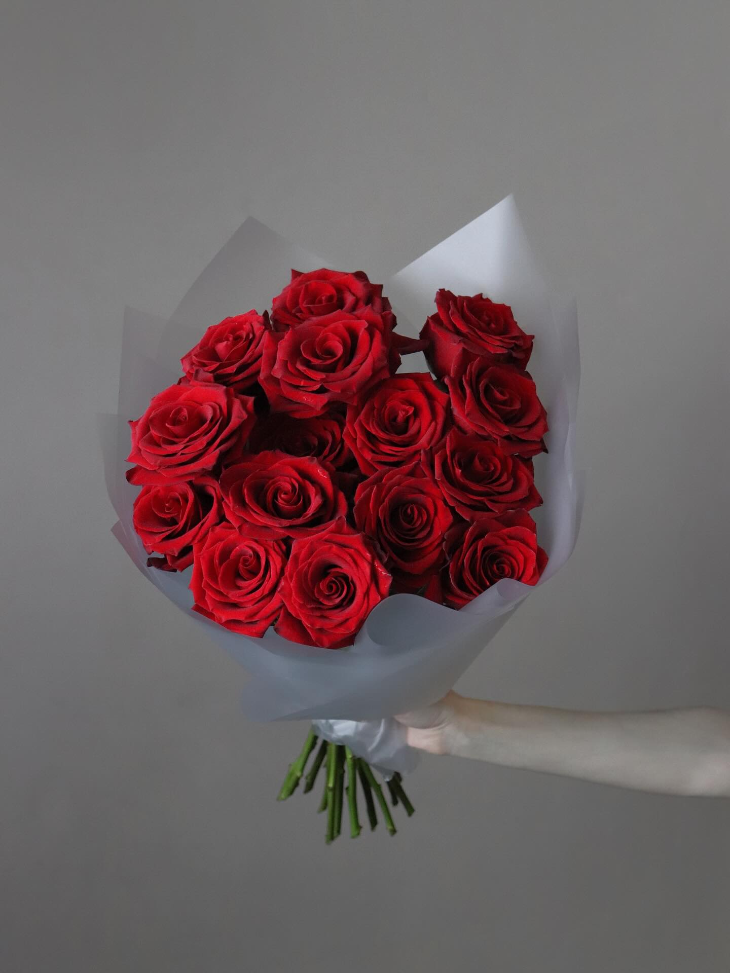 Un buchet cu 15 trandafiri roșii în aranjament