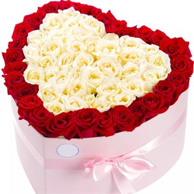 51 de trandafiri într-o cutie în formă de inimă