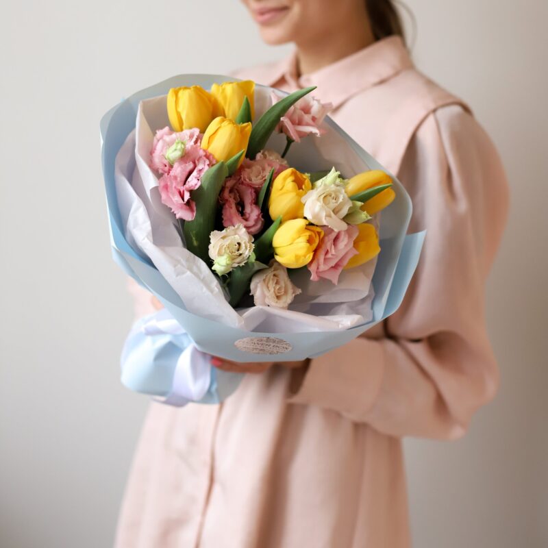 Buchetul dublu de lalele și lisianthus «Vivo»