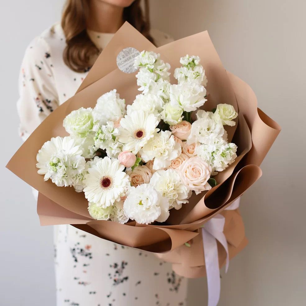 A delicate assembled bouquet in beige design