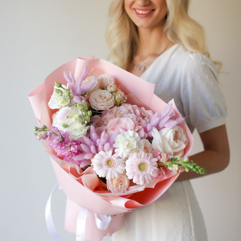 A delicate bouquet with pink hydrangea 'Laury'.