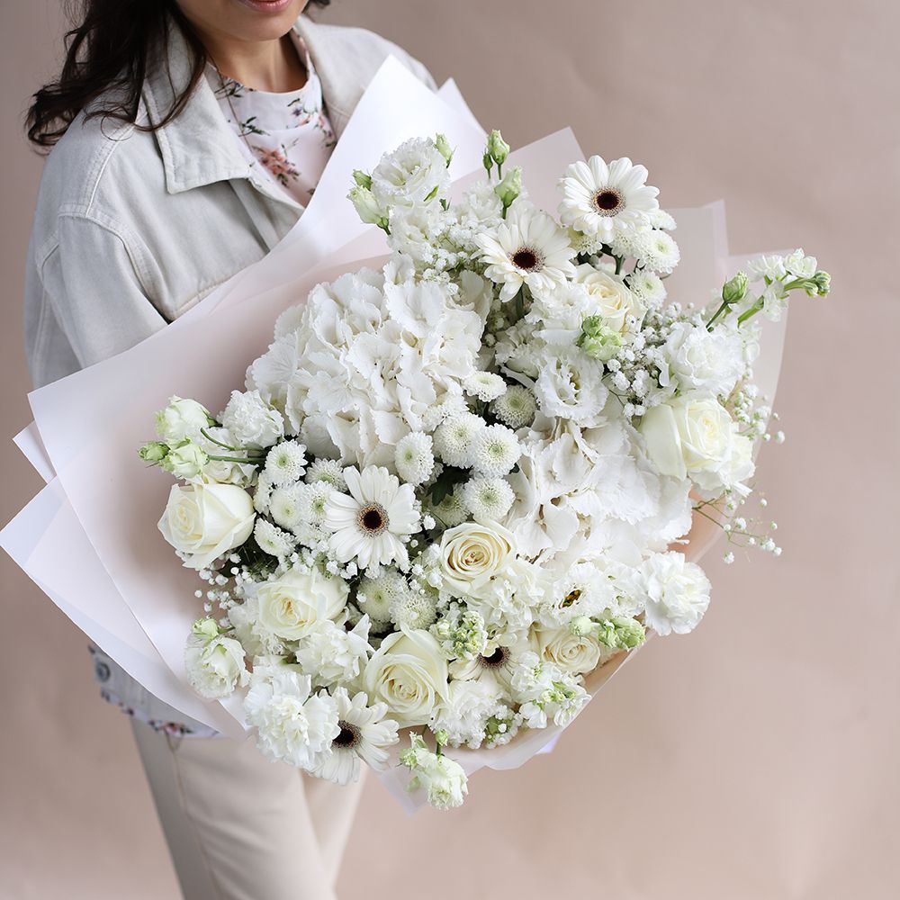 Buchet personalizat în nuanțe albe cu hortensie
