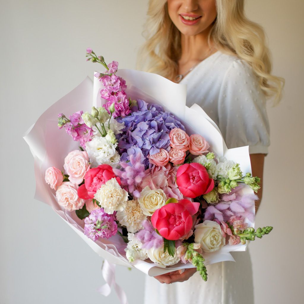 Bright mixed bouquet with hydrangea "Ritual"