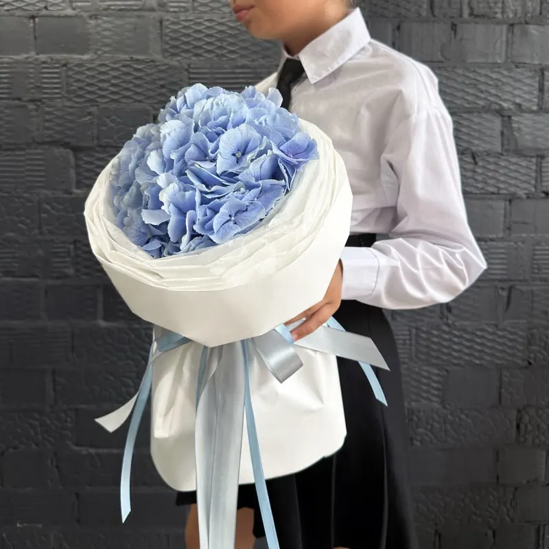 Hortensie albastră în aranjament de designer