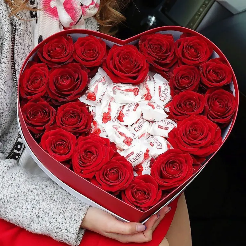 Trandafiri într-o cutie în formă de inimă cu Raffaello