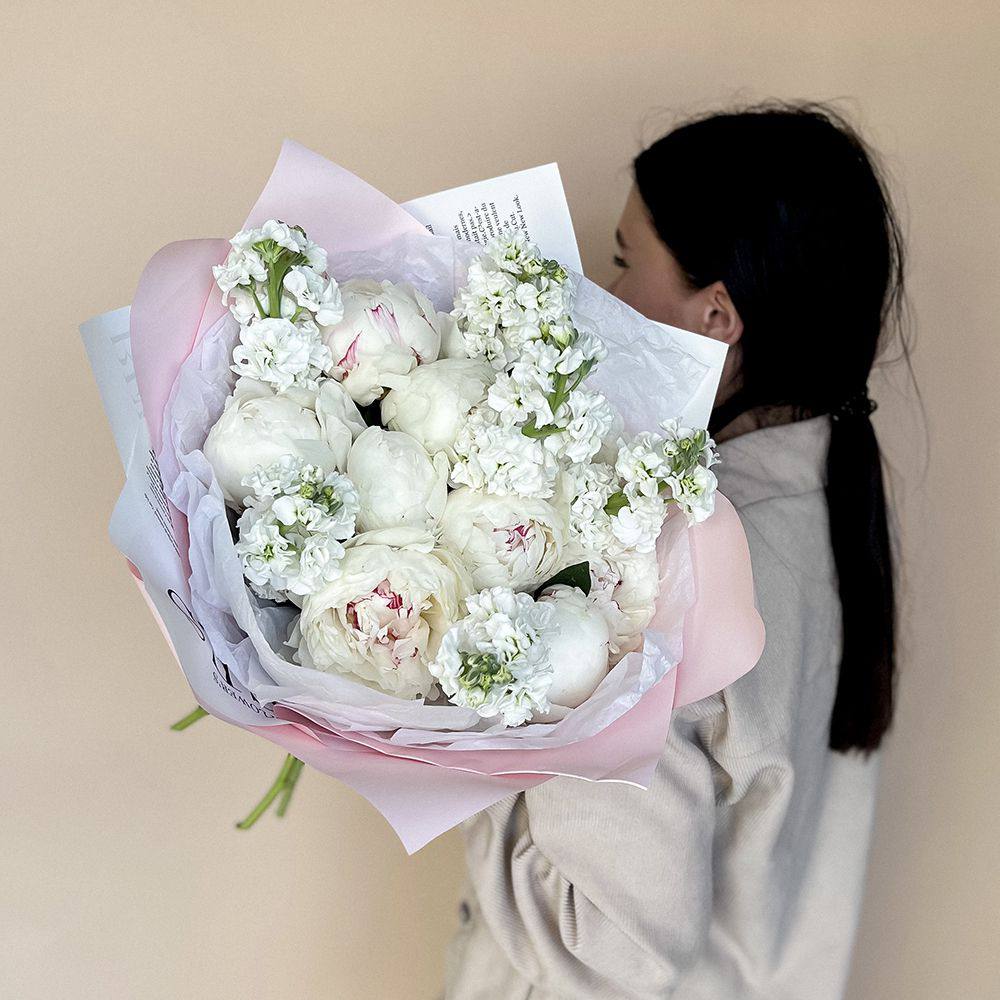 Buchet delicat de bujori cu matthiola "Florena"