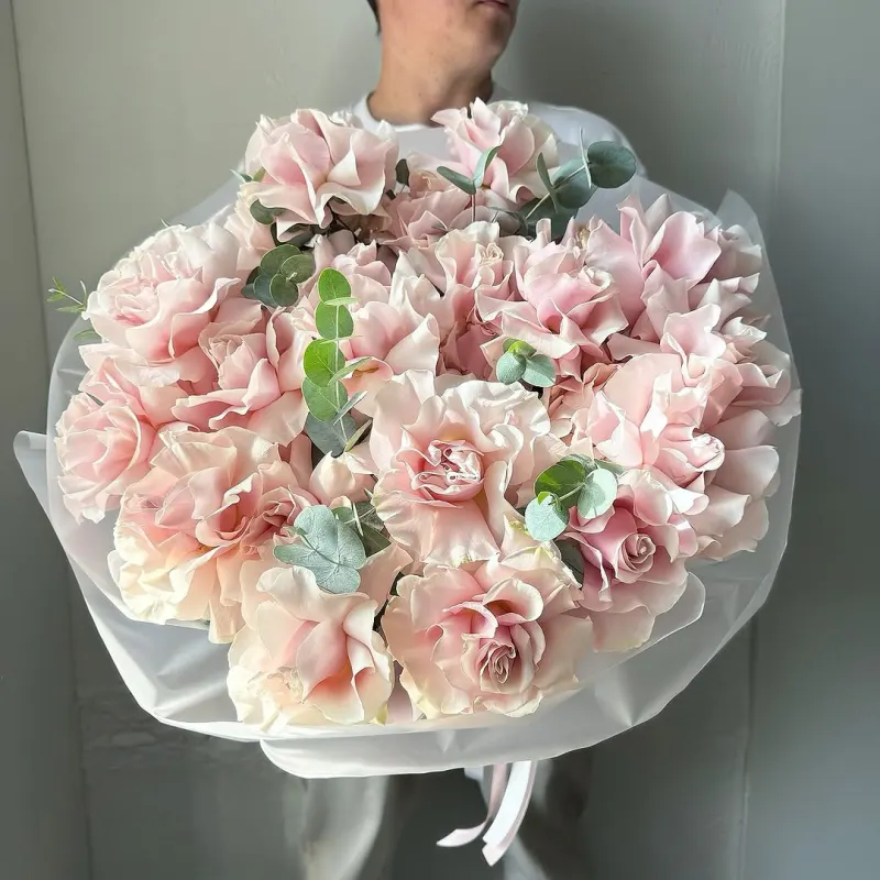 Buchet de trandafiri francezi cu eucalipt "Florence"