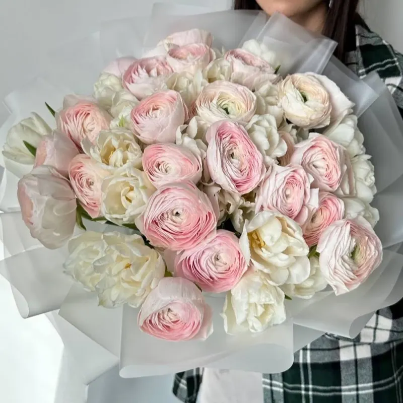 Buchet mixt de ranunculus și lalele "Petavibe"