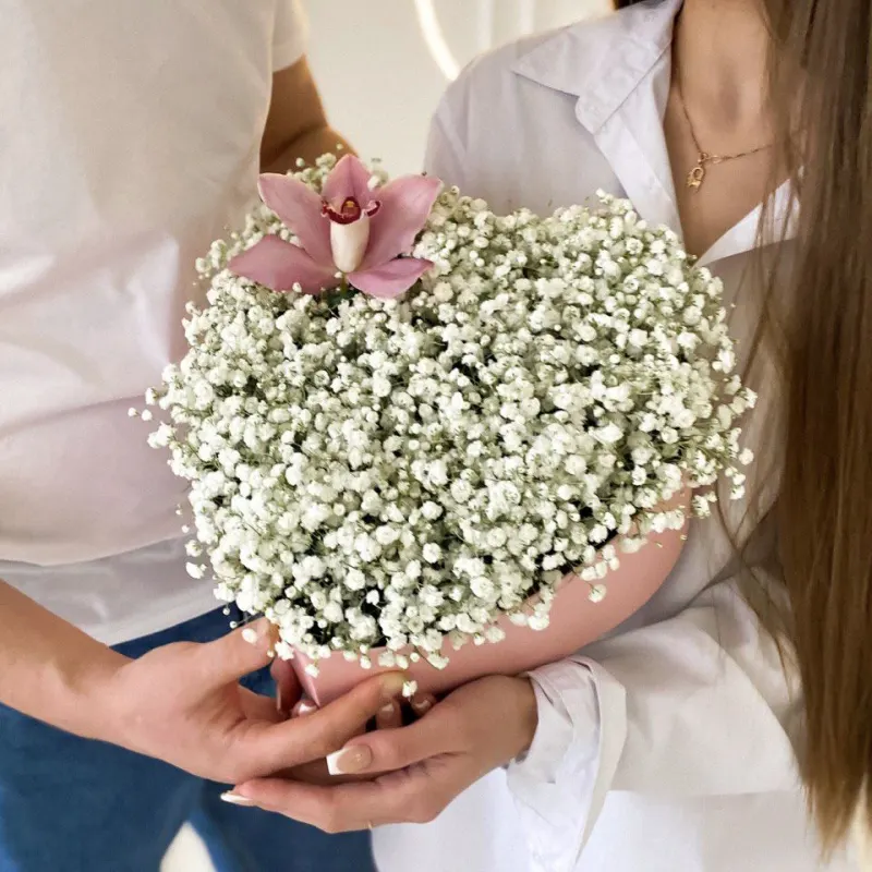 Gypsophila albă cu o orhidee într-o cutie "Muna"