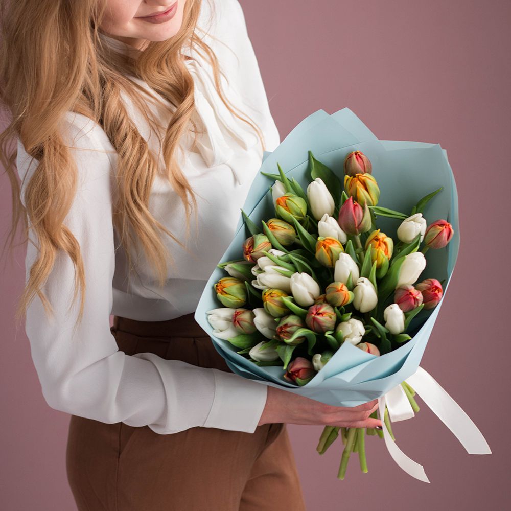 Охапка хрустящих тюльпанов микс в упаковке