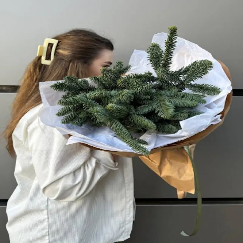 Buchet de crenguțe de nobilis în aranjament bej