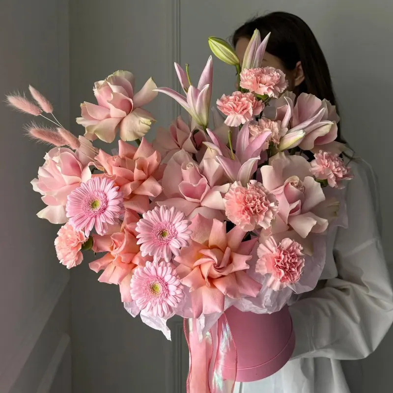 Buchet roz vibrant într-o cutie "Flamingo"