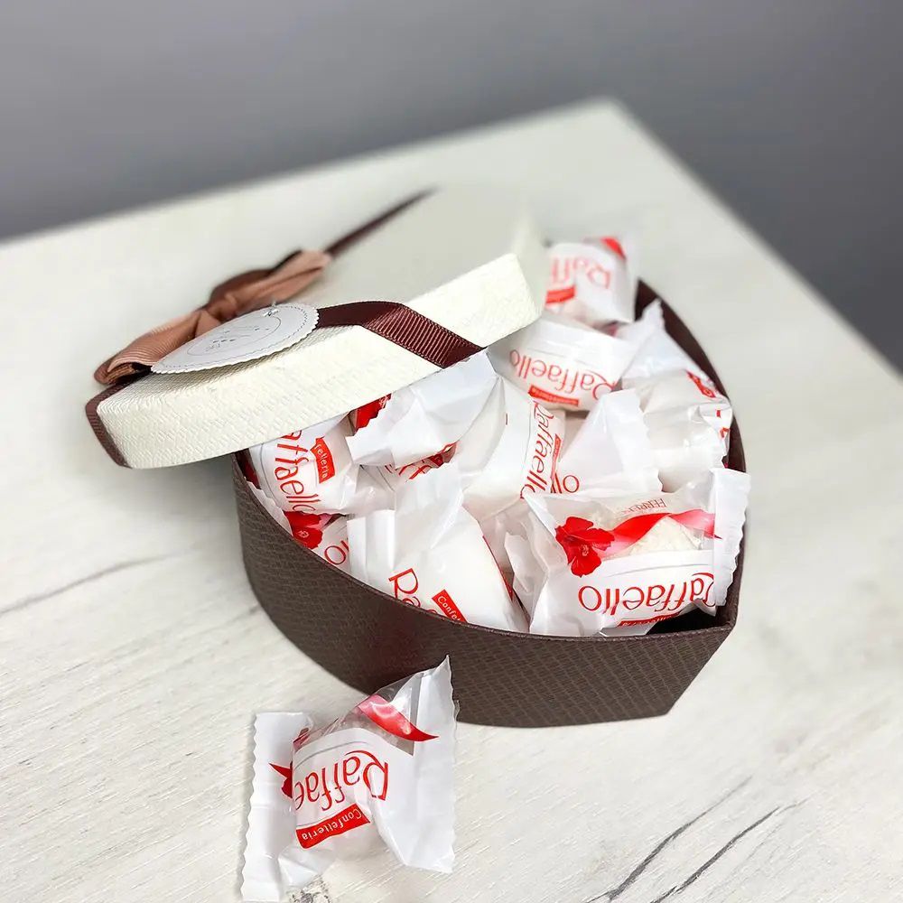 Cutie în formă de inimă cu bomboane Raffaello