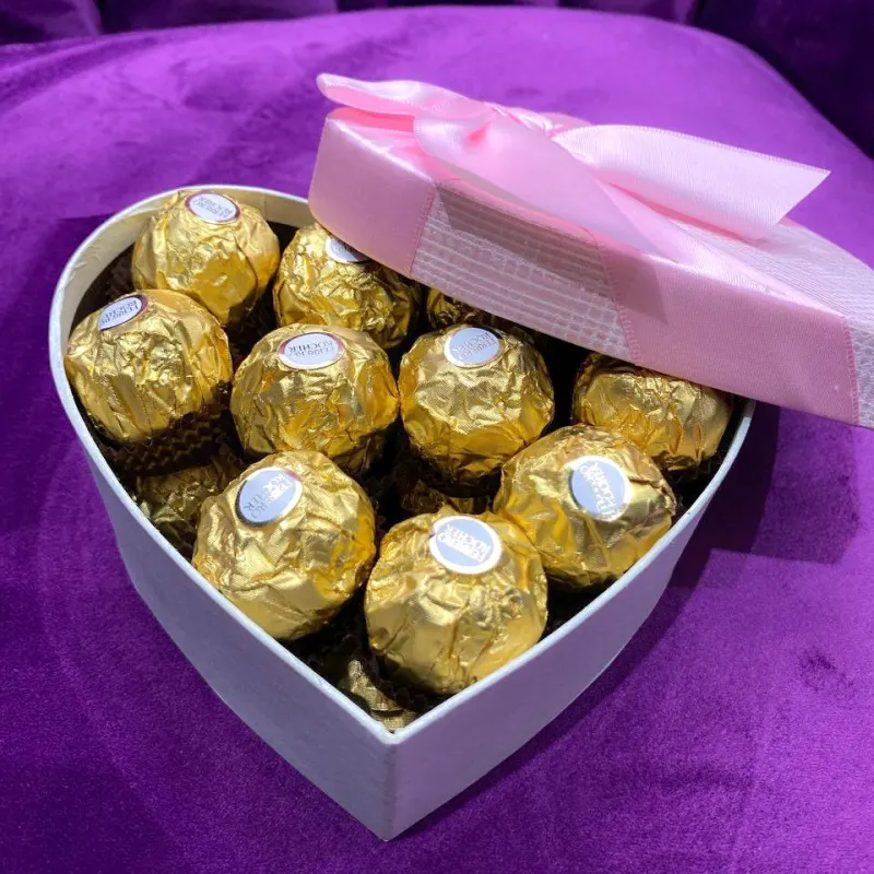 Bomboane Ferrero Rocher într-o cutie