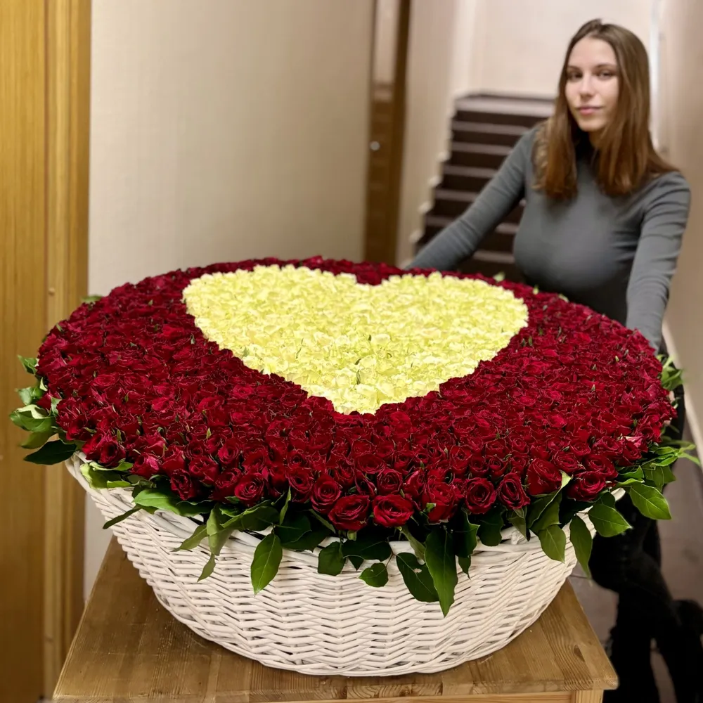 1001 роза Сердце в корзине