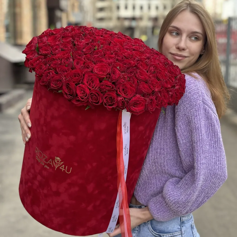 201 roșii trandafiri în cutie