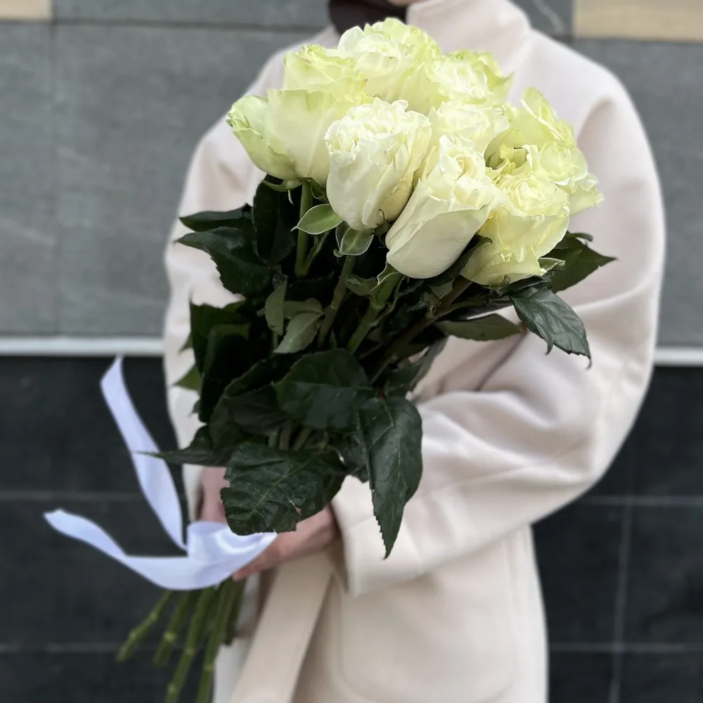 11 белых роз Мондиаль 70 см