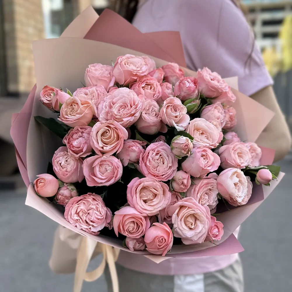 11 кустовых розовых роз Мадам Бомбастик 50 см