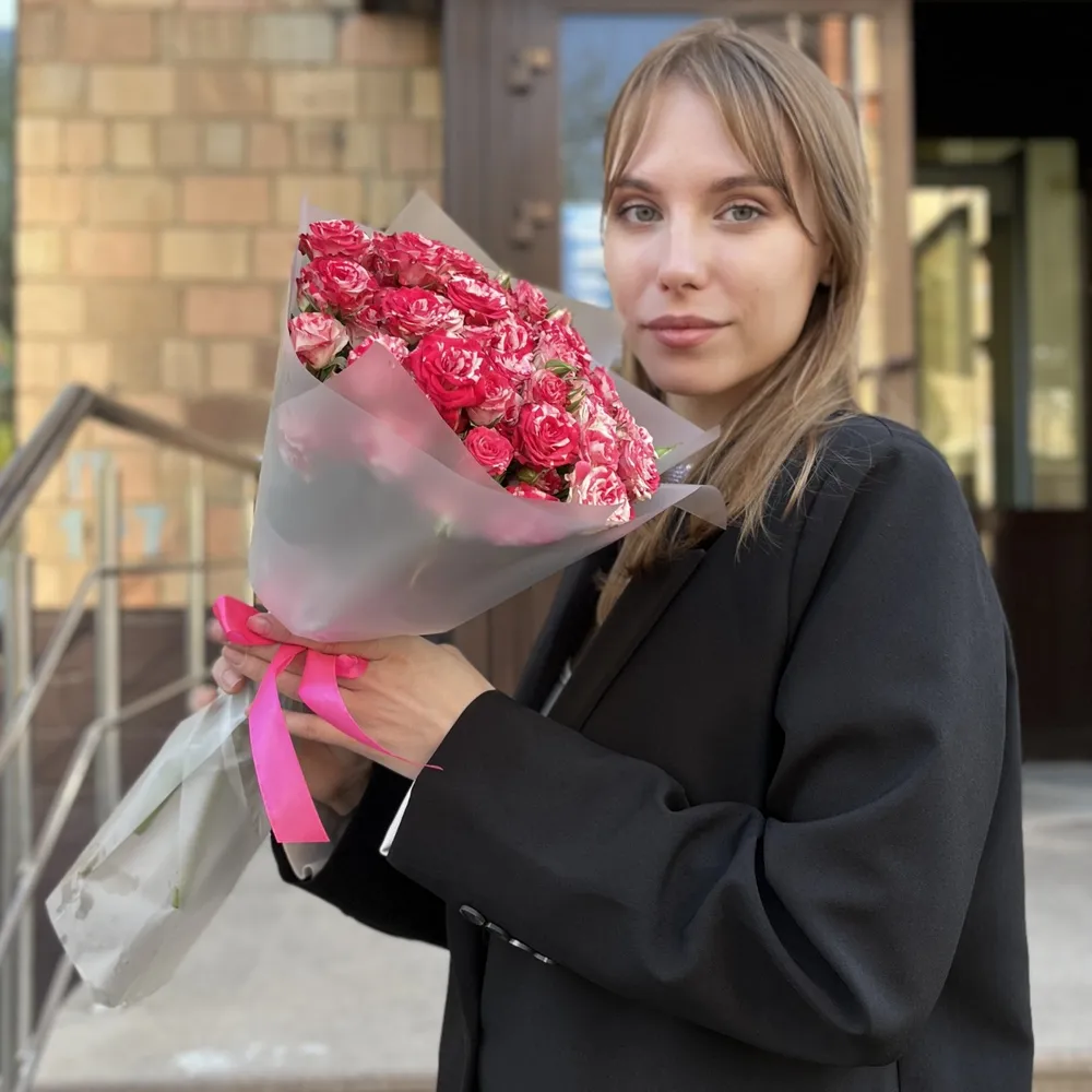 11 кустовых бело-малиновых роз Файрворкс 40 см