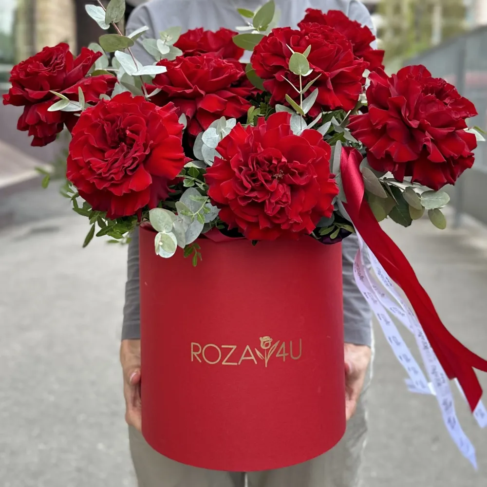 11 pufoși roșii trandafiri în cutie
