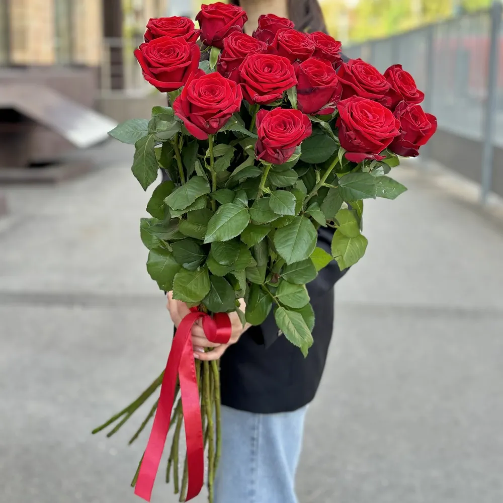 15 красных роз Ред Наоми 90 см
