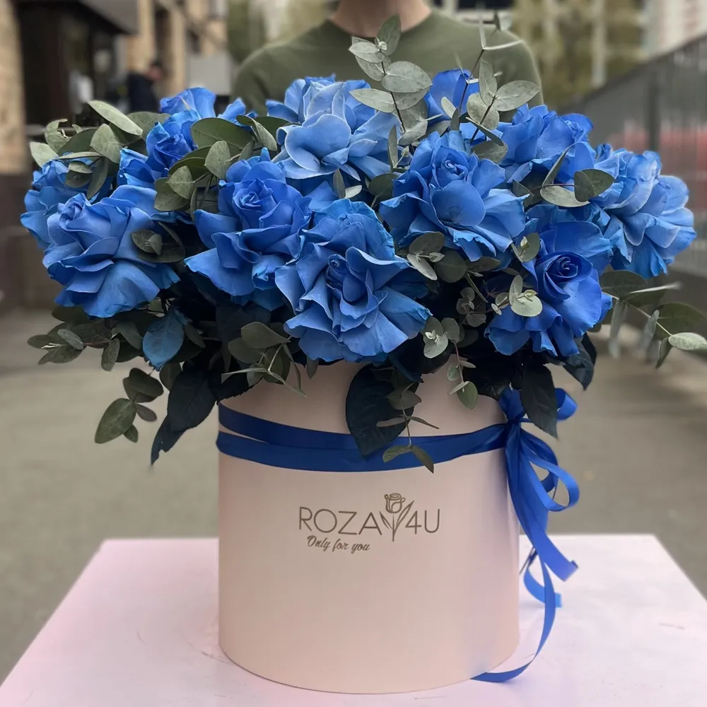 15 pufoși albaștri deschis trandafiri cu eucalipt în cutie