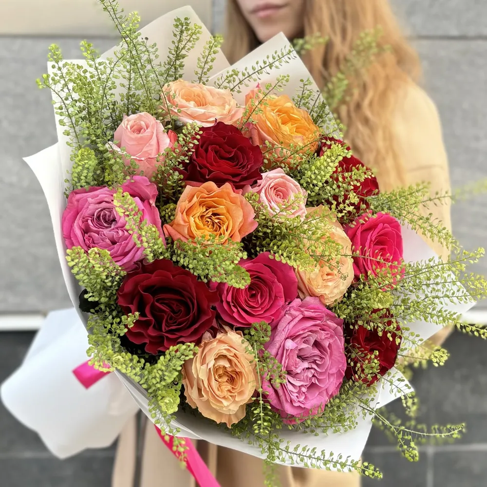 Праздничный микс 15 роз с гринбеллом