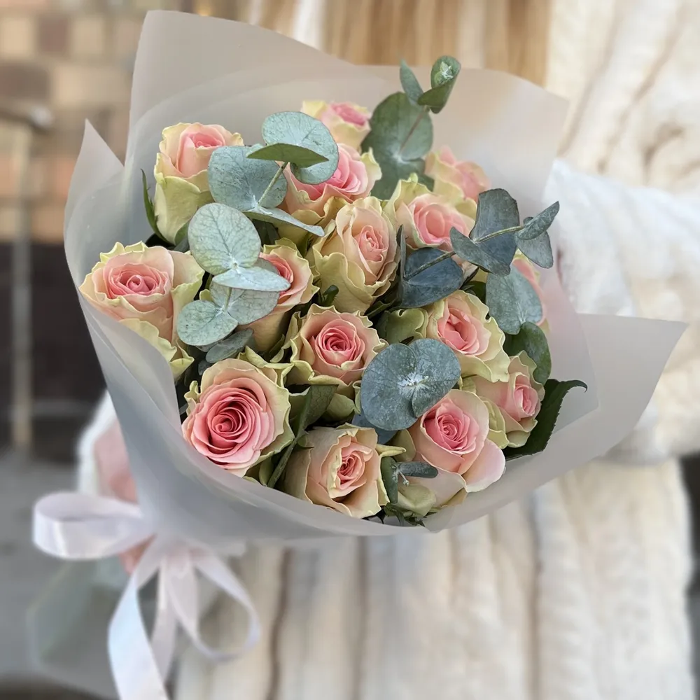 15 роз Топ-гир 50 см с эвкалиптом