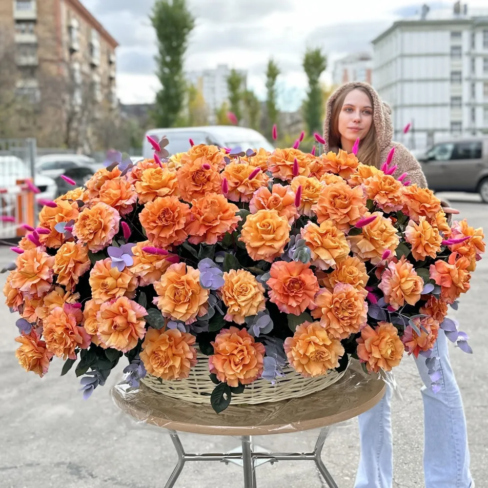 151 пышная оранжевая роза Фри Спирит в корзине