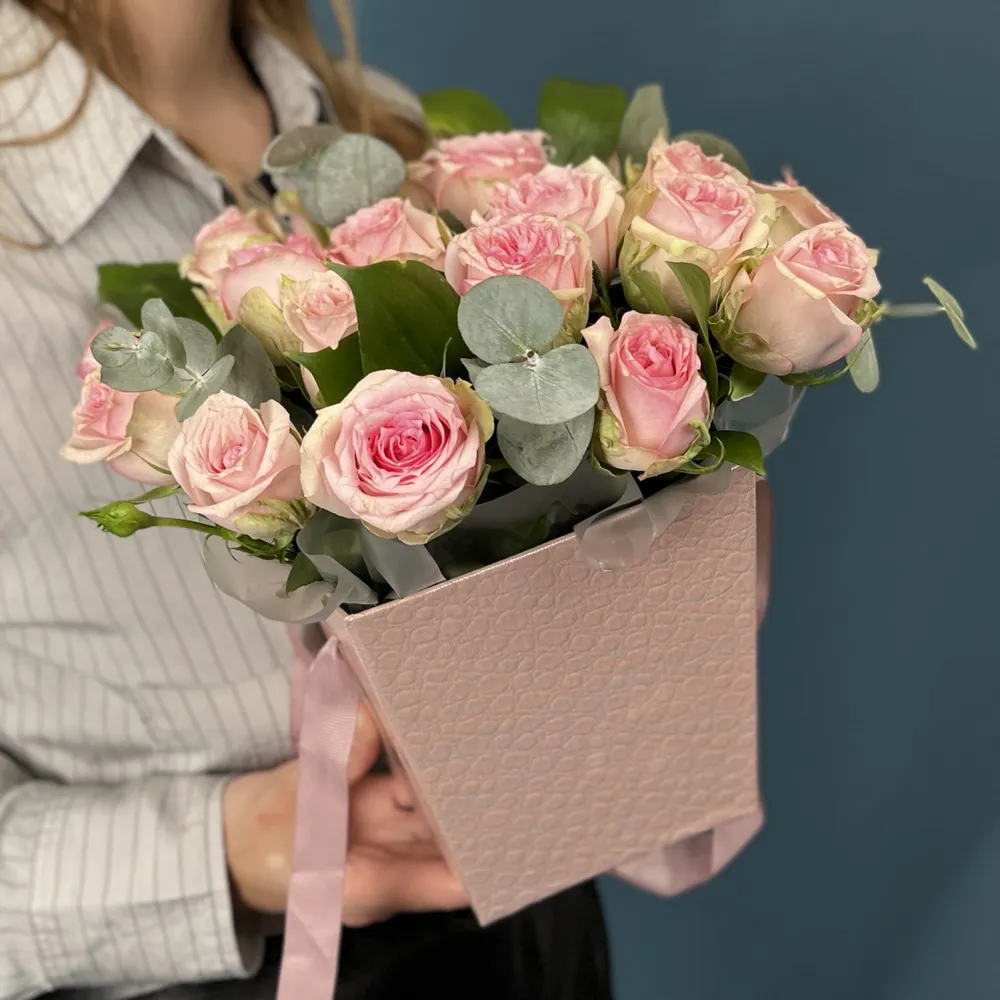 21 - roz trandafiri în cutie