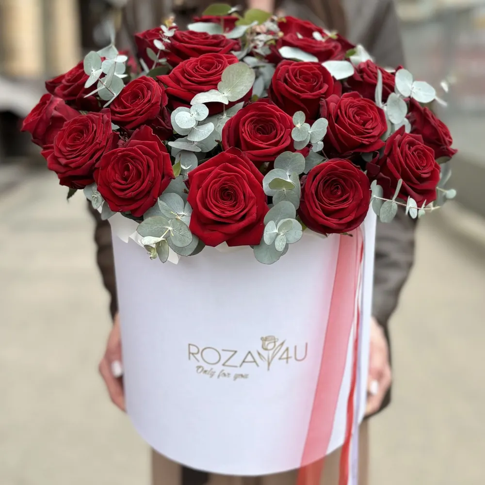 25 roșii trandafiri în cutie cu eucalipt