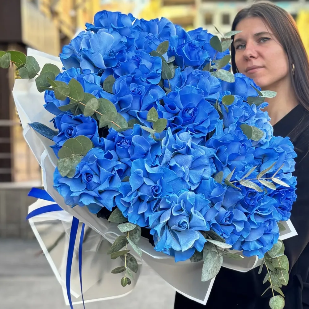 25 pufoși albaștri deschis trandafiri cu eucalipt