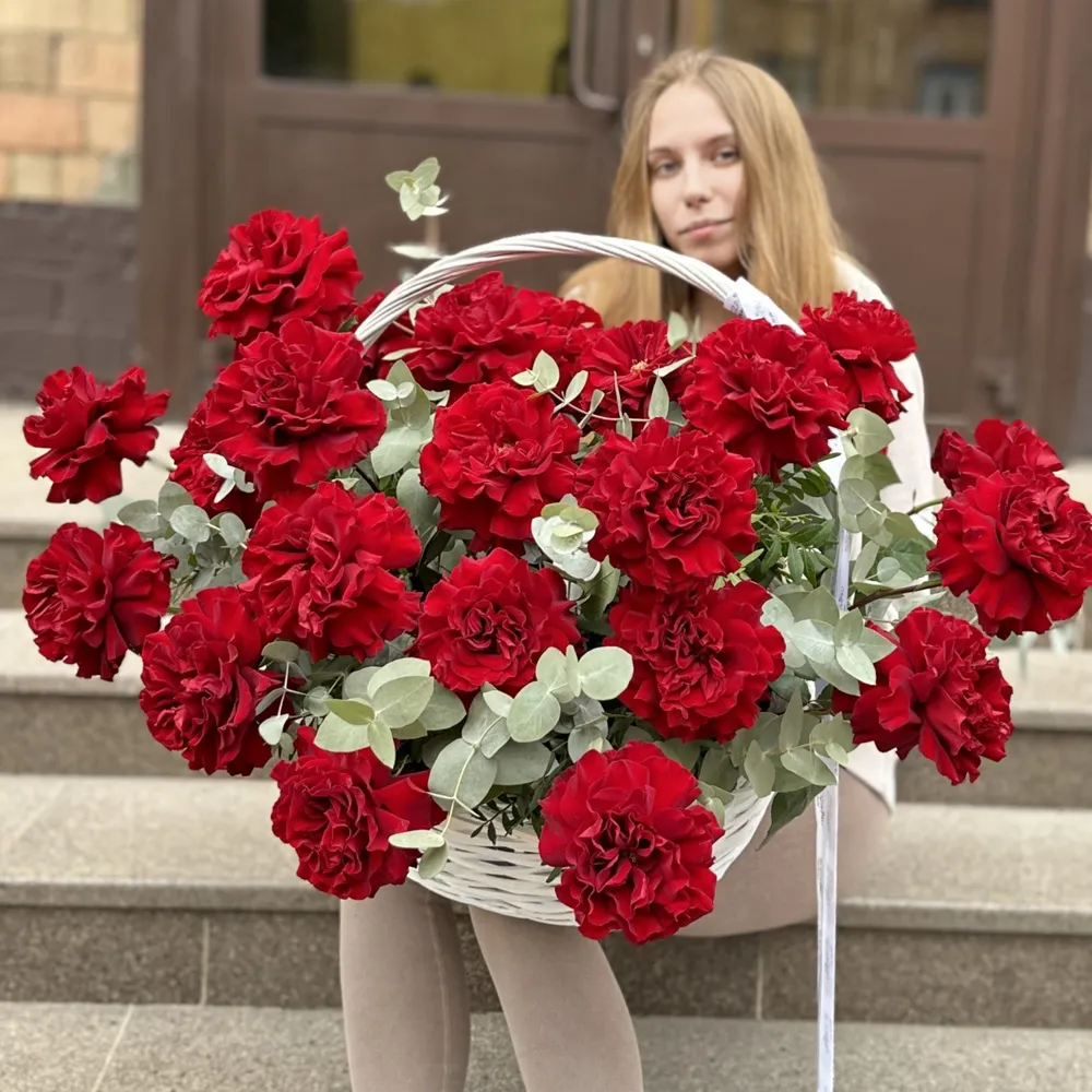 25 пышных красных роз Хартс в корзине