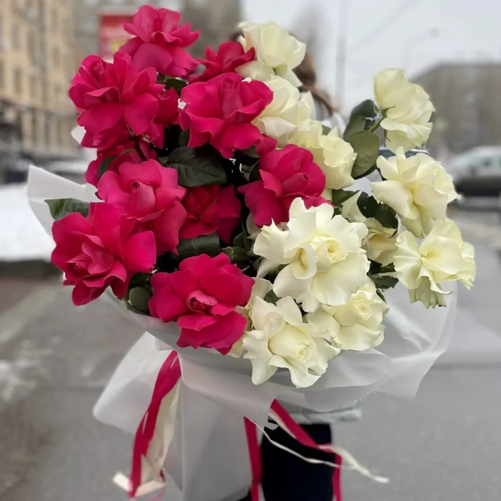 25 roz albi pufoși trandafiri