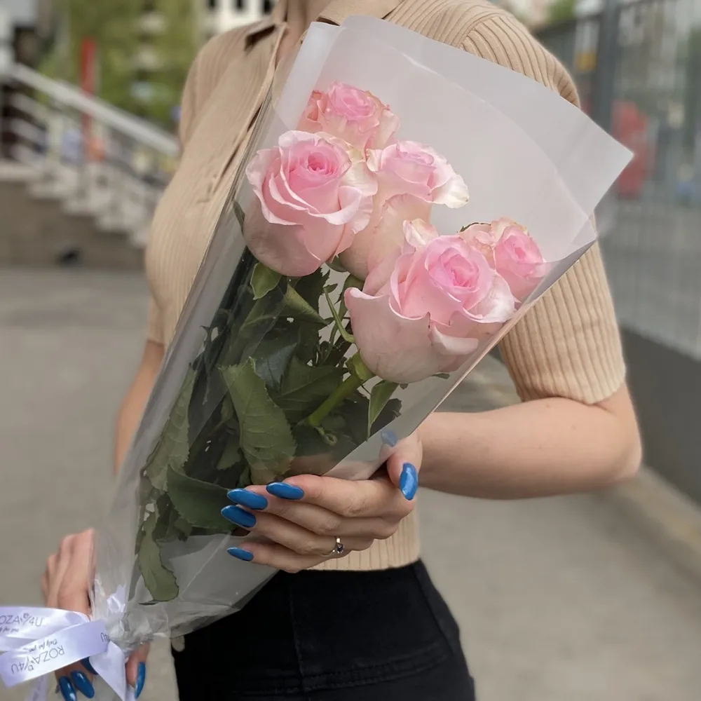 5 roz trandafiri