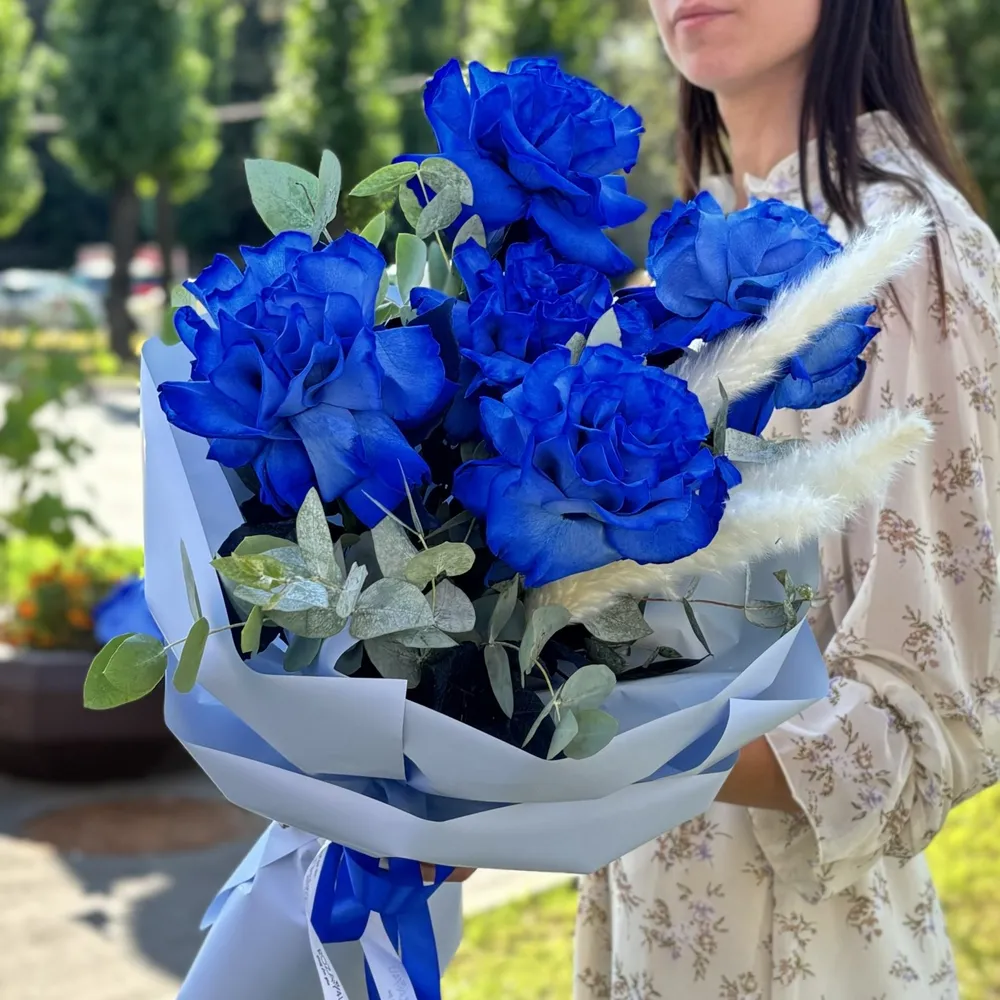 5 albaștri pufoși trandafiri cu eucalipt