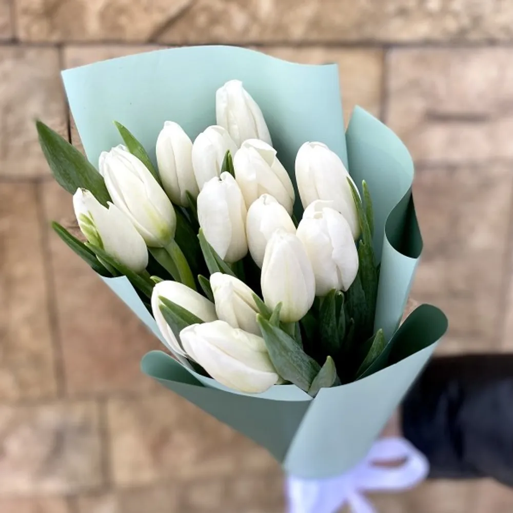 51 lalele roșii în cutie