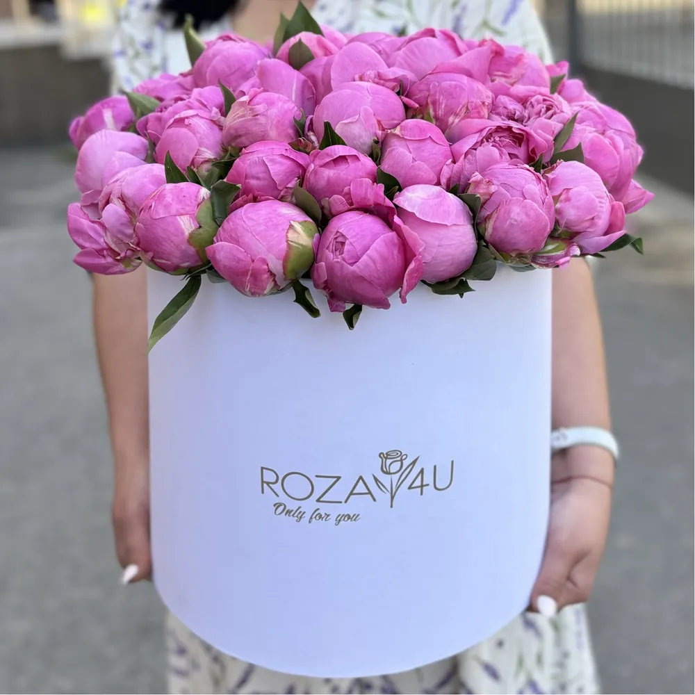 51 bujori în cutie