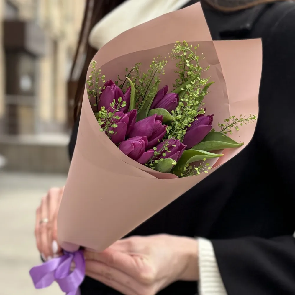 7 violet lalele albi