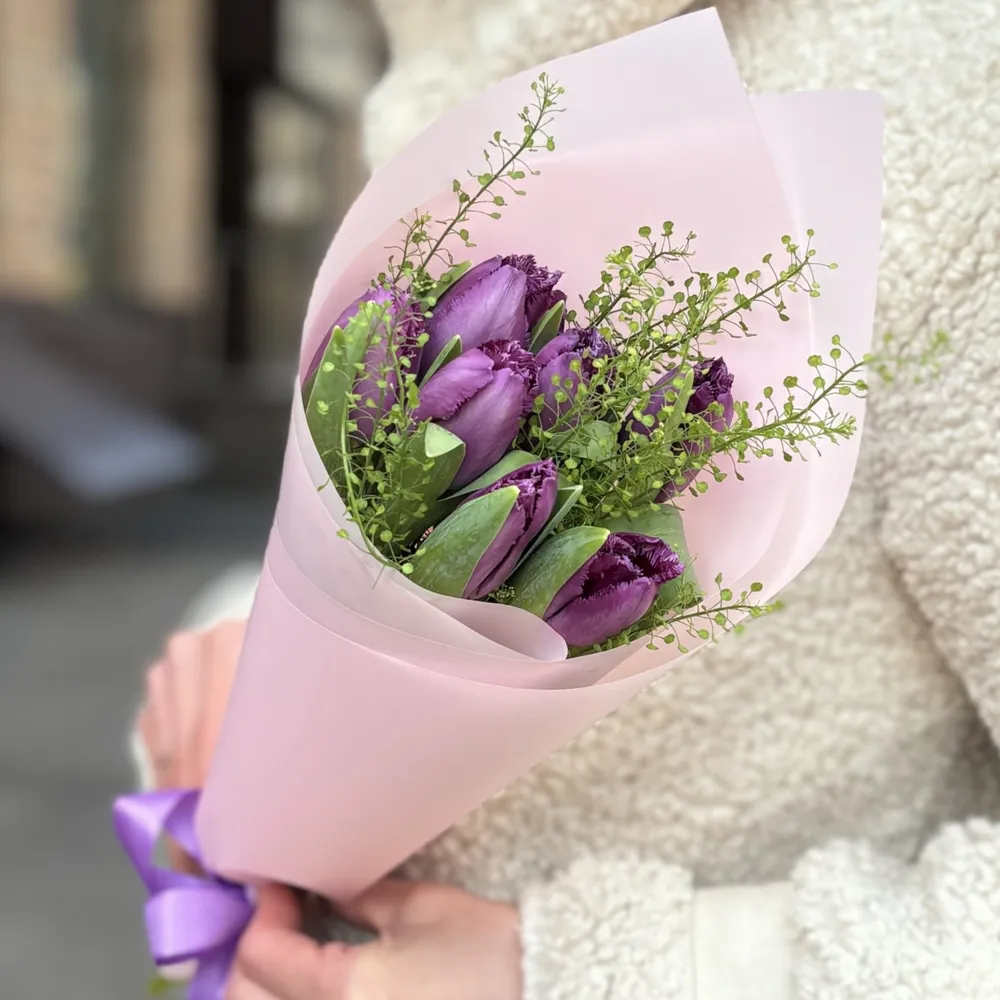 7 violet lalele albi