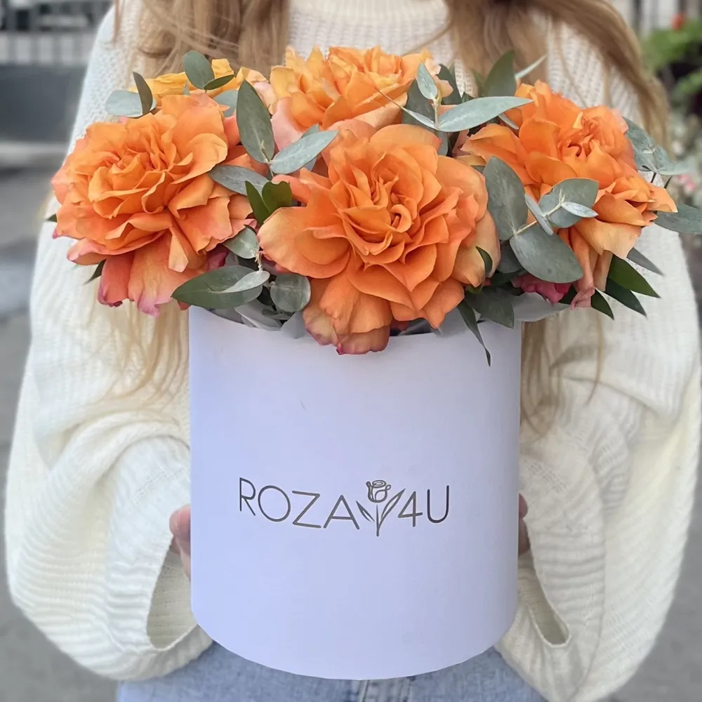 7 pufoși trandafiri cu eucalipt în cutie
