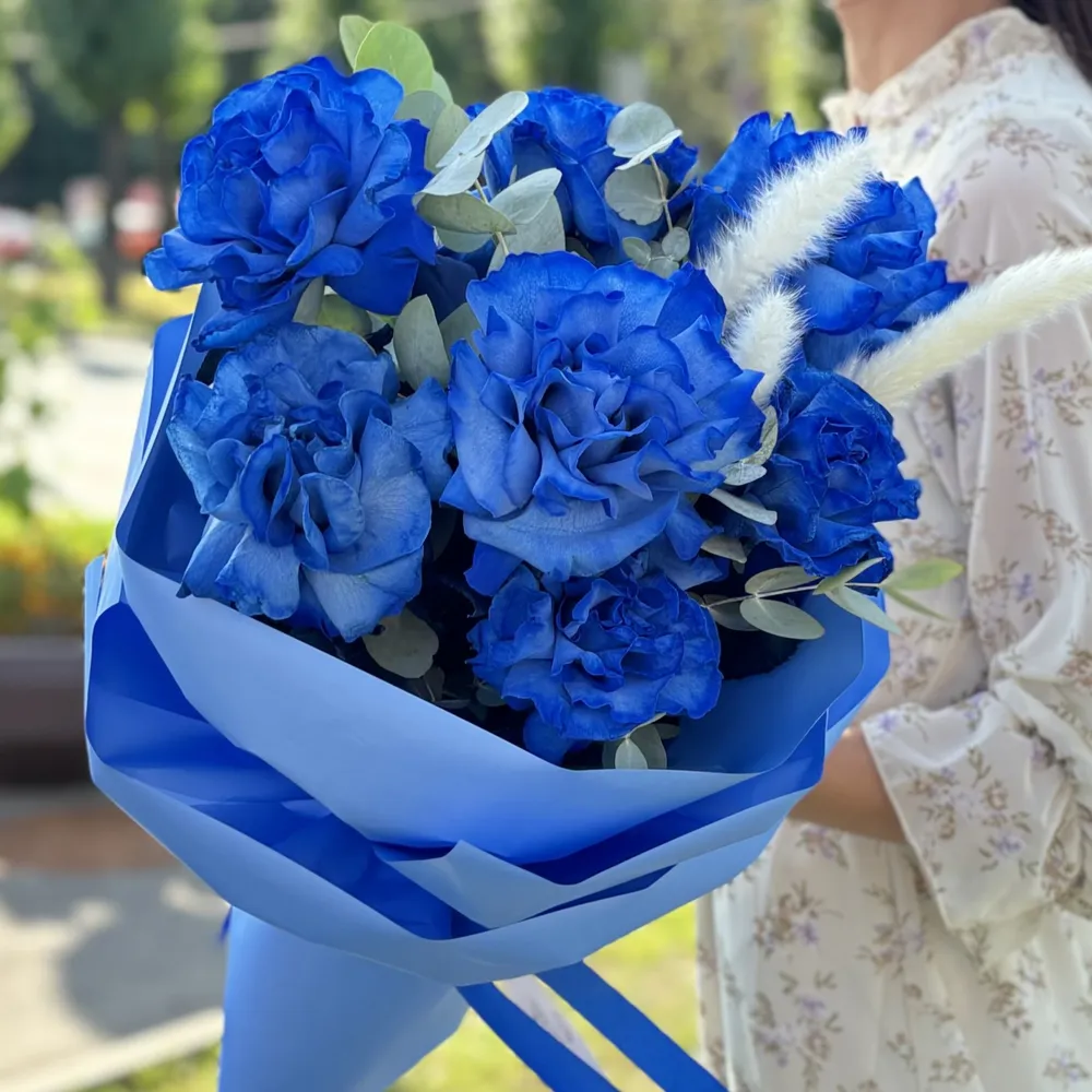 7 albaștri pufoși trandafiri cu eucalipt