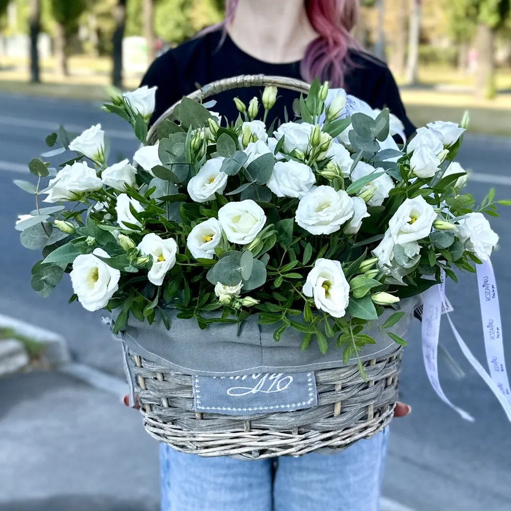 Albi eustoma în coș cu eucalipt